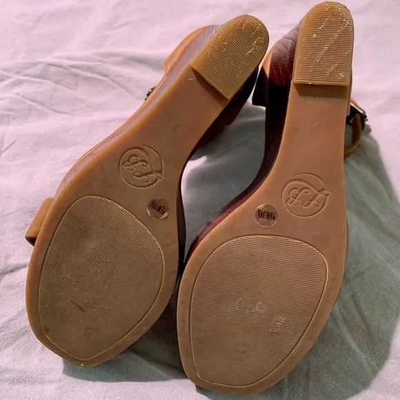 Lucky Brand Wedge Sandals - Picture 6 of 6